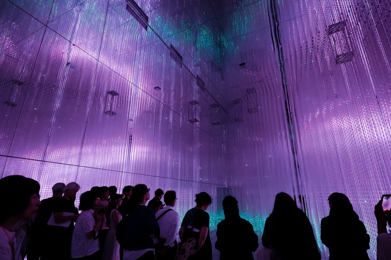 在全镜面空间中,由无数光点交织出的立体光影雕塑《Infinite Crystal World(无穷无尽的水晶世界)》