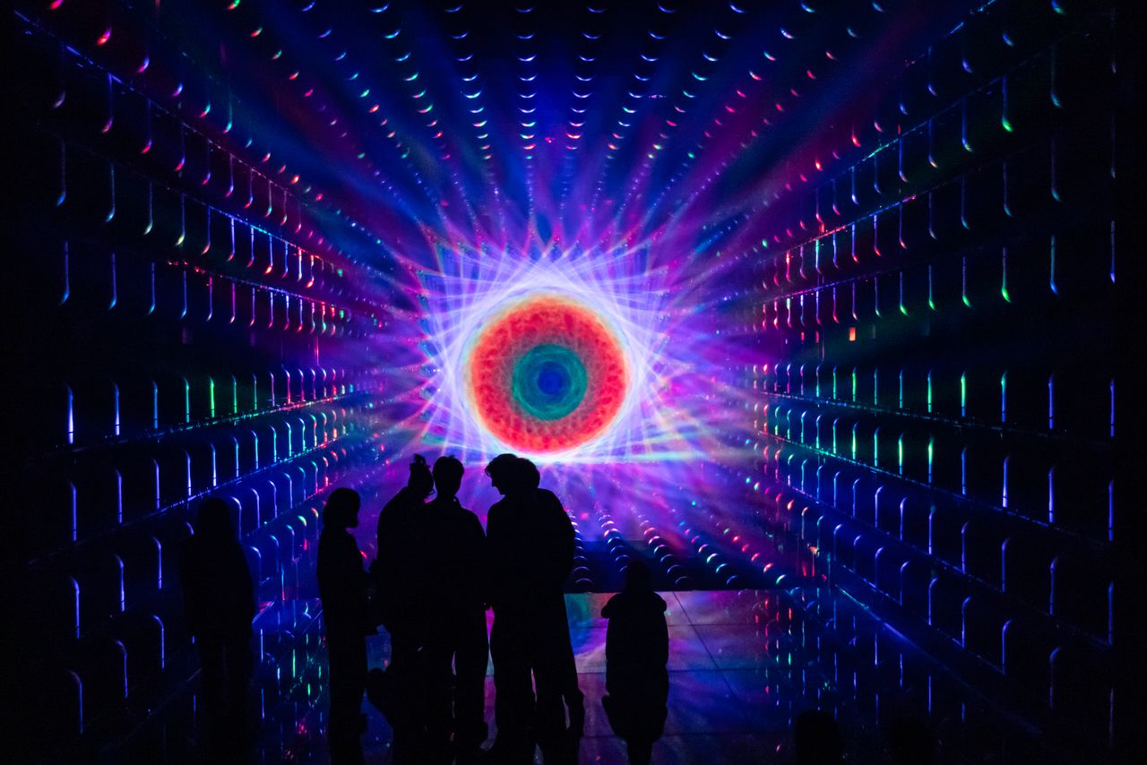 不断变换色彩、持续流动的光之雕塑《Light Sculpture-Flow》