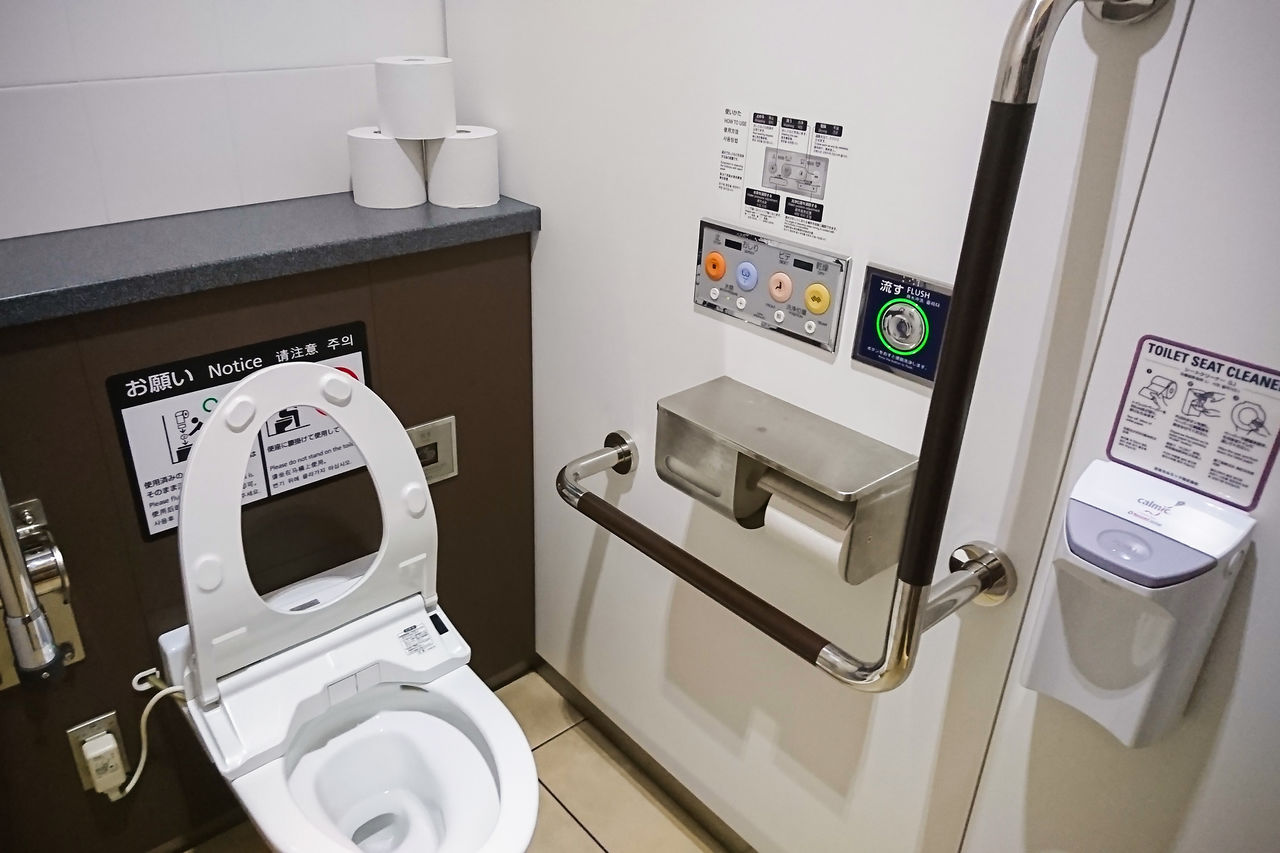 机场的厕所。除智能马桶外，还装有两个厕纸筒，其中一个是备用的，另有3卷替换的卫生纸
