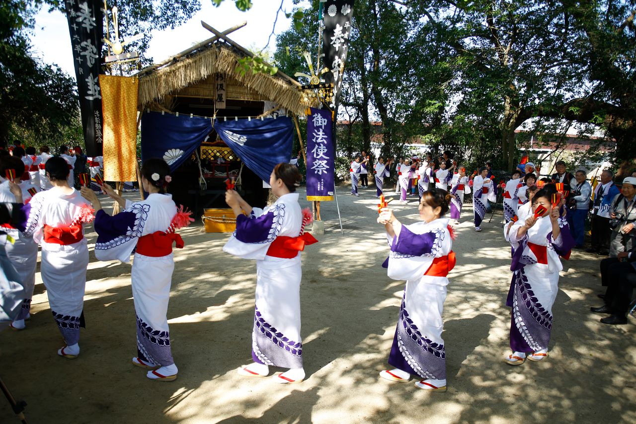 迎神方在新搭建的临时神堂旁等候神灵