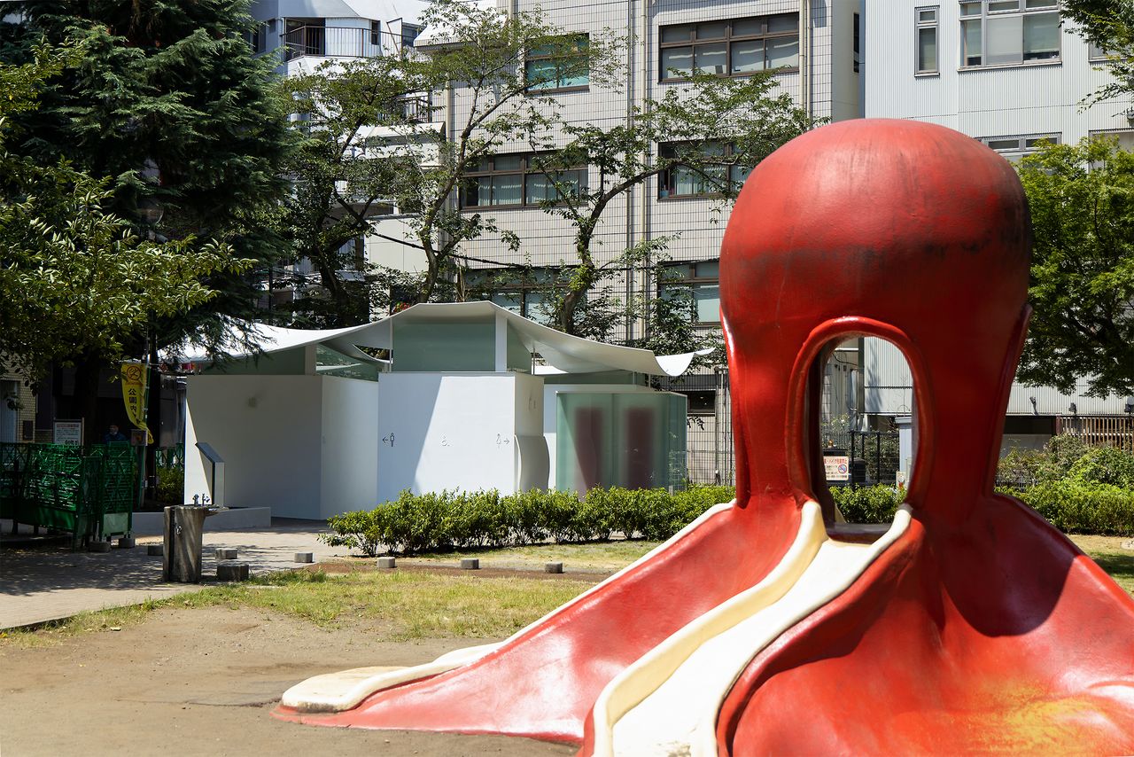 以“章鱼公园”爱称的惠比寿东公园里出现了一处“墨鱼形状的厕所”。这是同为普利茨克奖得主的槇文彦的作品