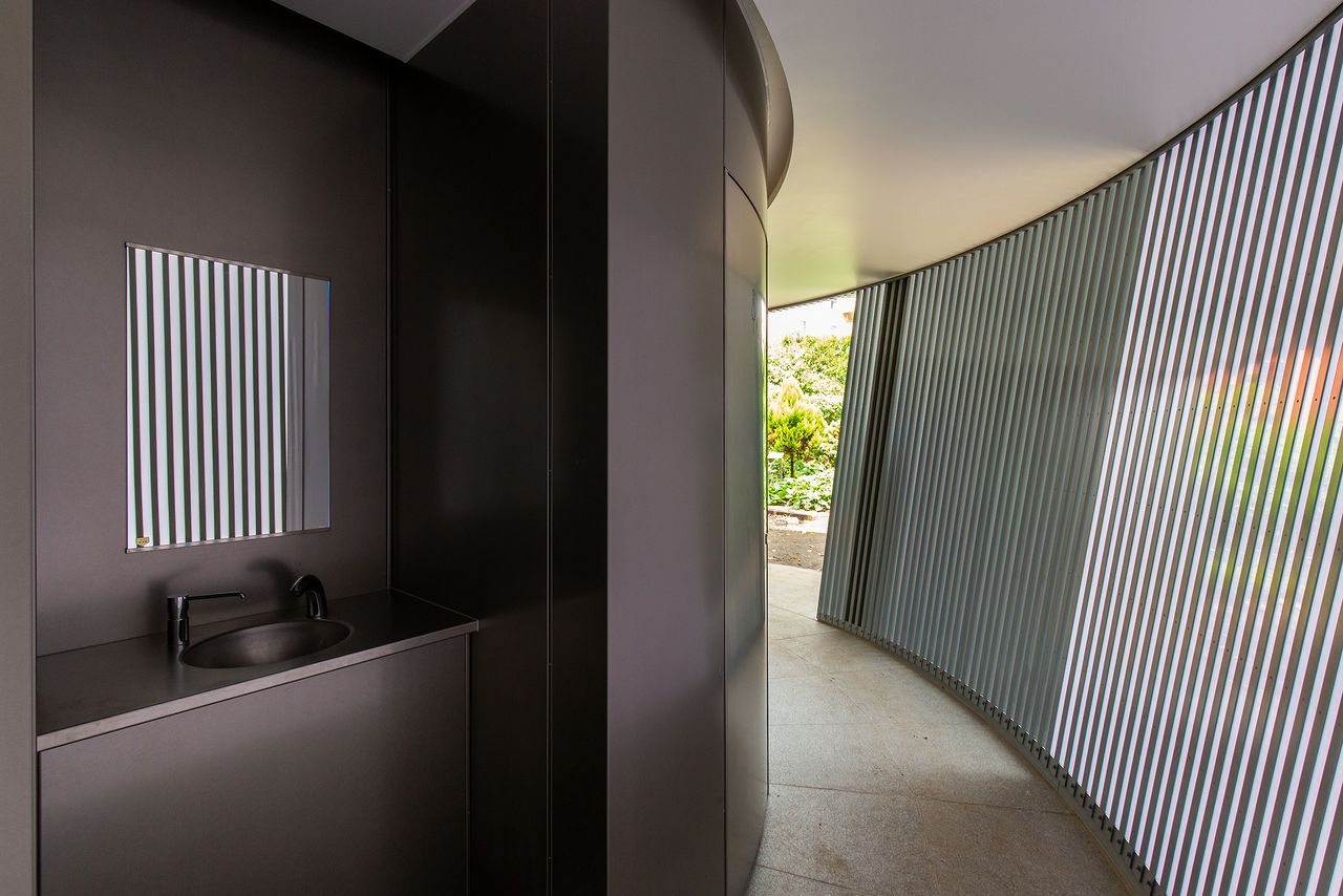 竖条格子外墙确保过道光线充足。单间外的洗手池也很方便使用