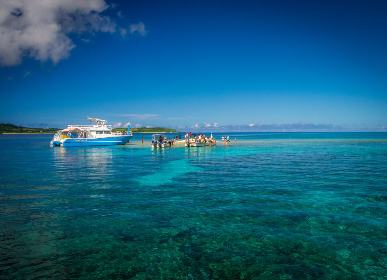 位于鸠间岛和西表岛之间的巴拉斯岛被称为“奇迹之岛”，它由片片珊瑚堆积而成，是浮潜的热门景点  ©OCVB