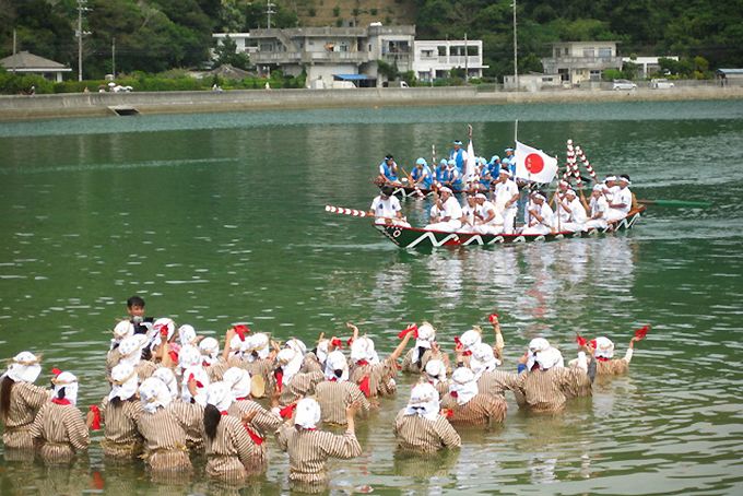冲绳八景之一的盐屋湾（大宜味村）的“海神节”，祈愿五谷丰饶、无病无灾(图片提供：环境省)
