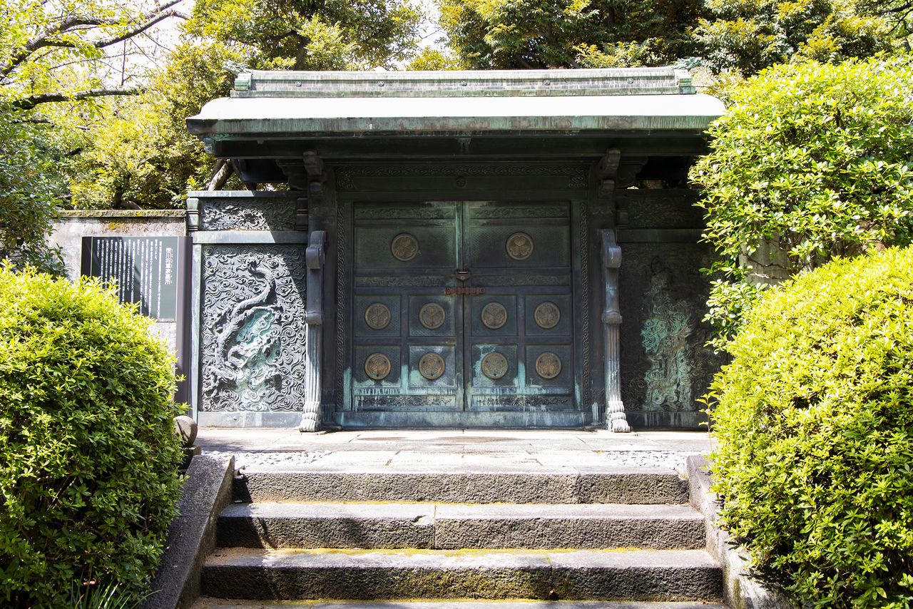 德川将军家墓所的青铜门。这是从第6代将军家宣的“文昭元灵庙”迁移到此的