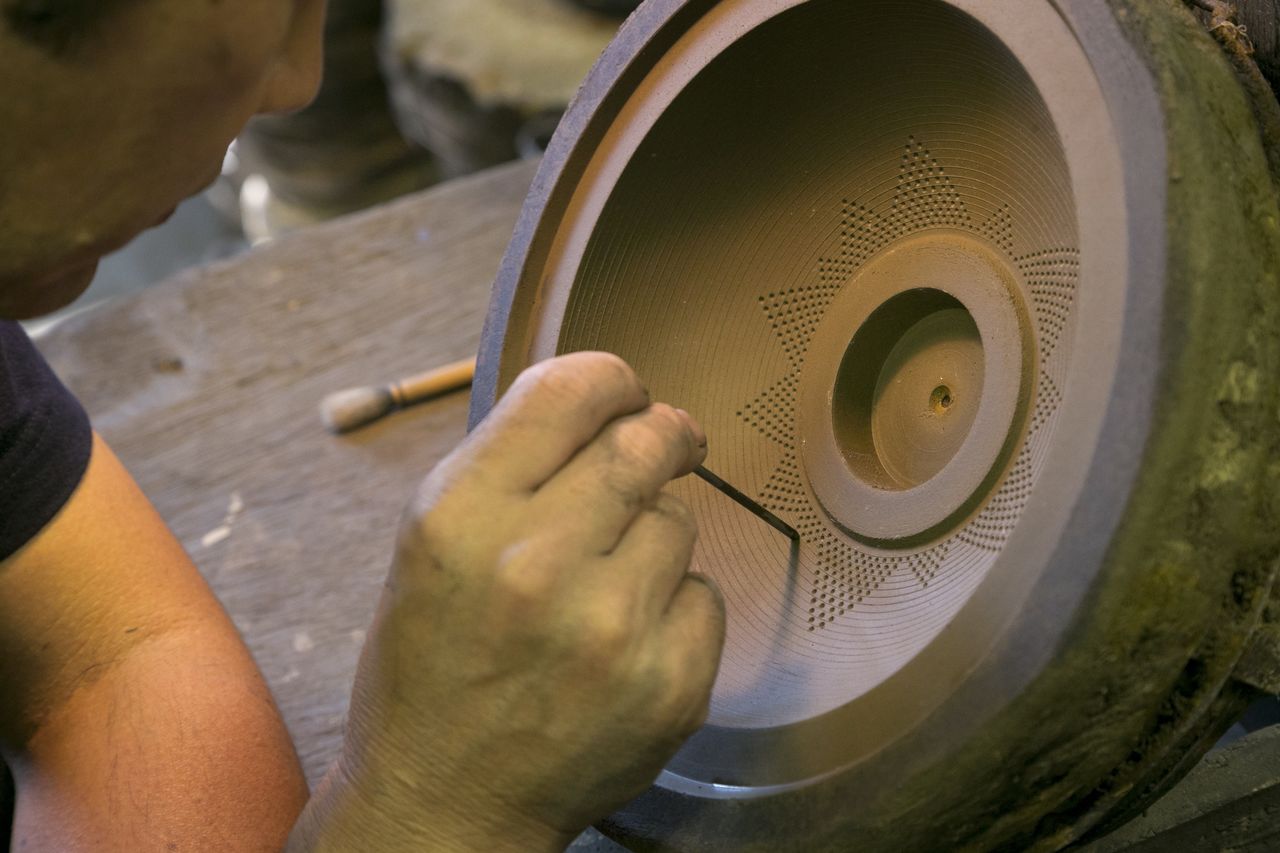 一个铁壶上要打造大约3000个霰状纹样。游客可以在岩铸铁器馆近距离地欣赏工匠们的技艺  图片提供：岩铸