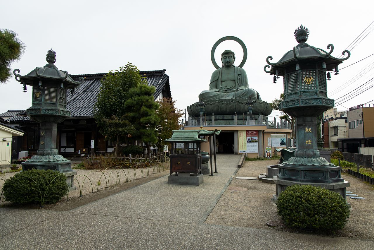 “高冈大佛”经常被列为日本三大佛之一。从爱之风富山铁道高冈车站步行10分钟左右可到达