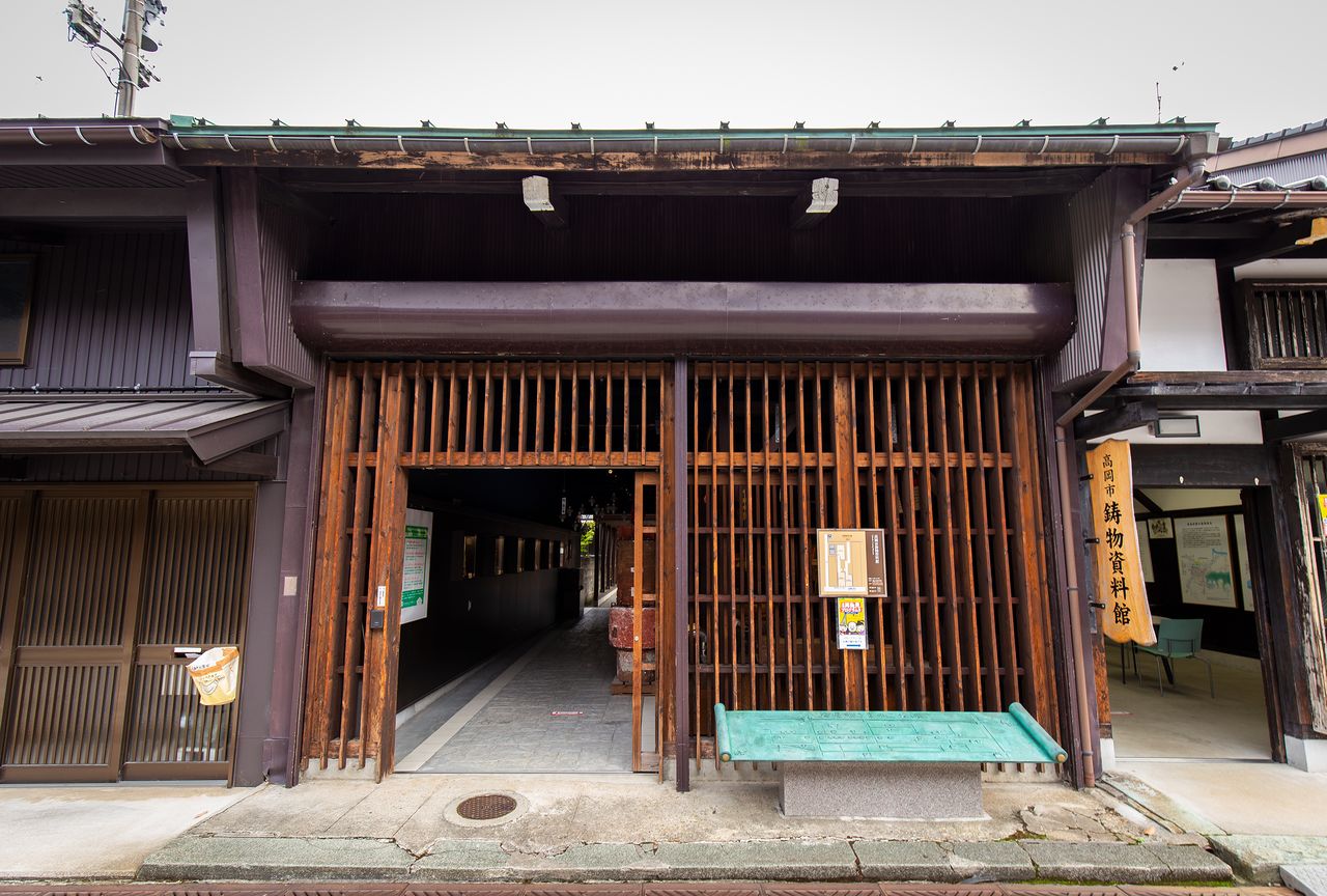 铸器资料馆。展示着体现江户时代铸造技术的古老铸造机器等老物件。高中生以上门票300日元，初中生以下免费