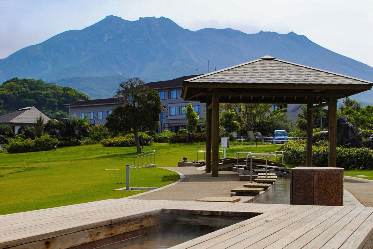 在樱岛熔岩海滨公园,可以一边享受足浴,一边悠闲地眺望樱岛(图片: K.P.V.B)