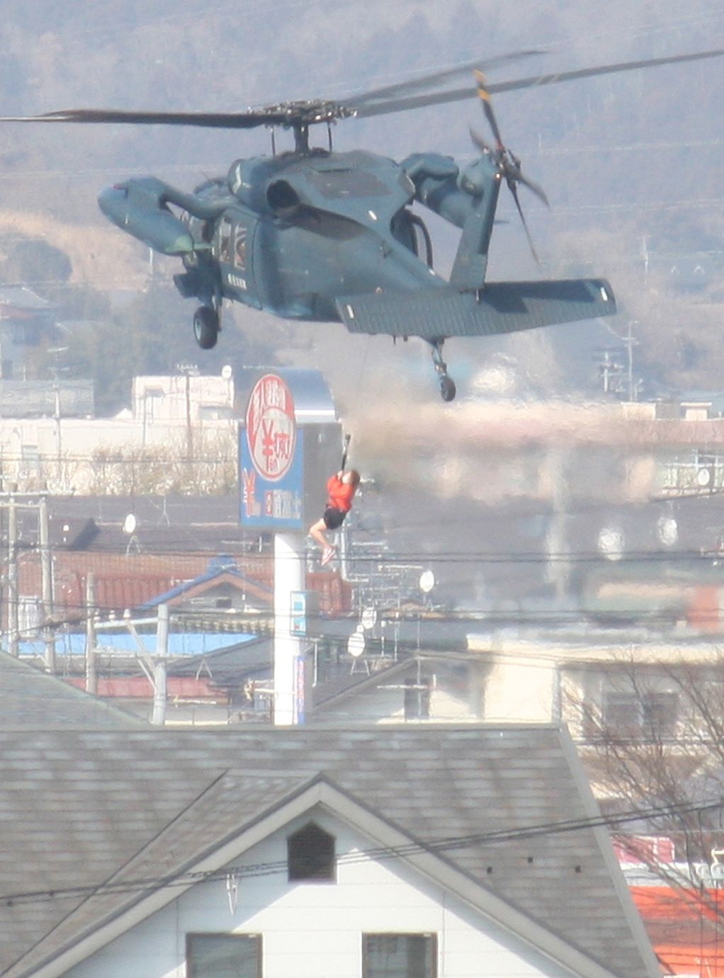 3月13日 下午2时左右 宫城县石卷市中里 自卫队直升机营救受灾被困者