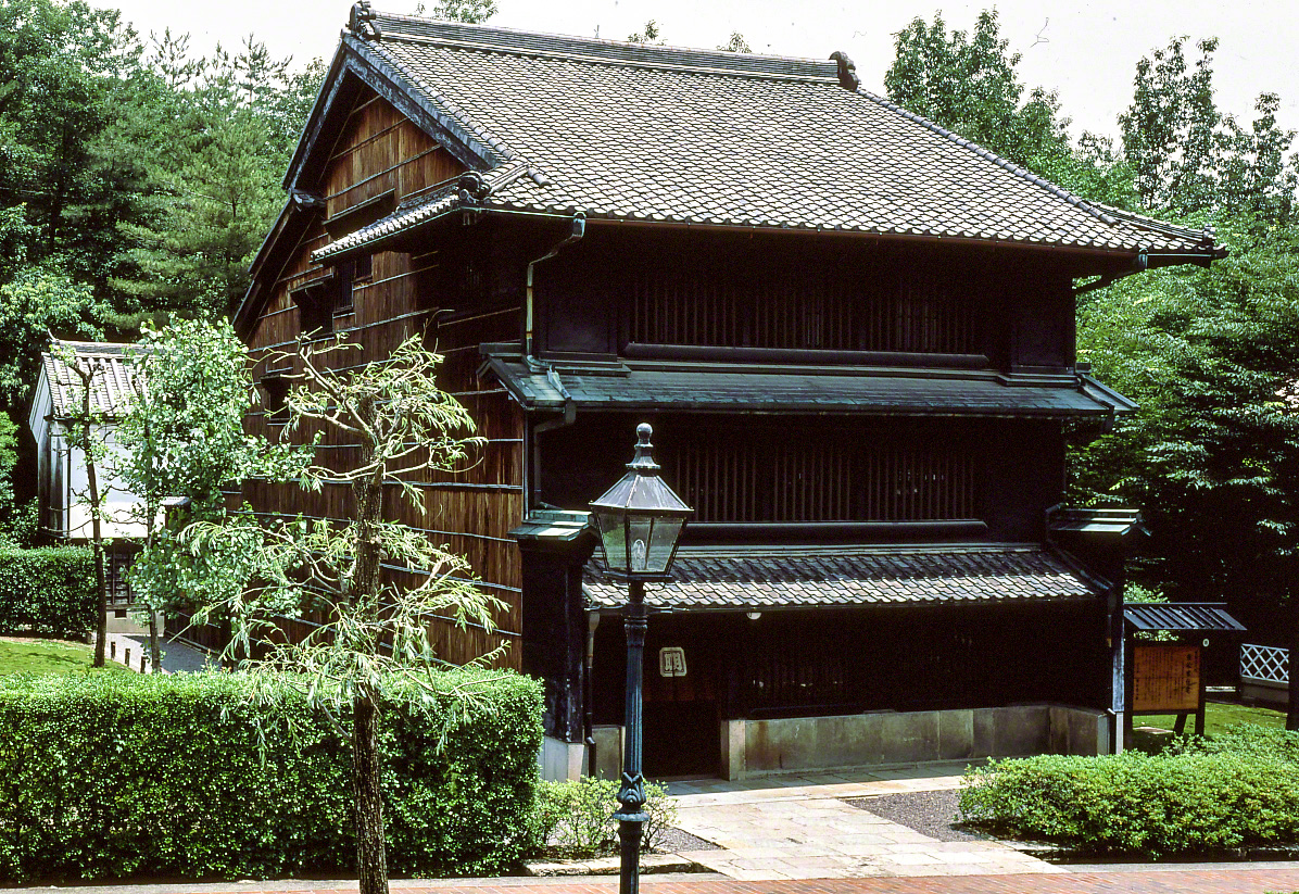 建于名古屋市的东松家住宅历经数次扩建和改建，1901年形成现在的风貌