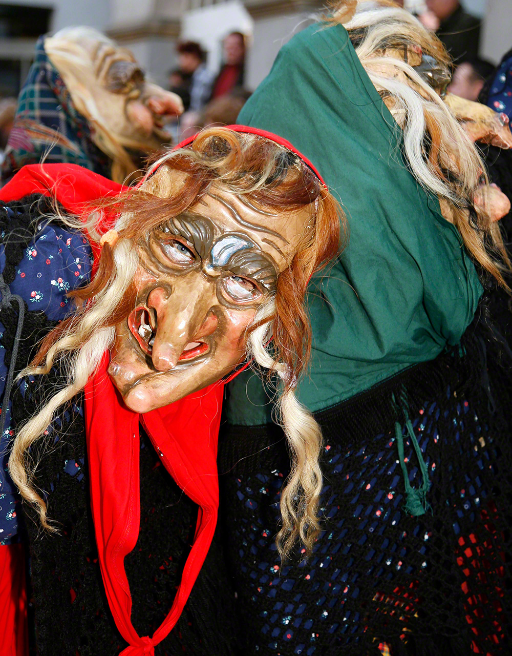 德国狂欢节上的“鬼”。身着传统服装、头戴假面的人们在街上游行