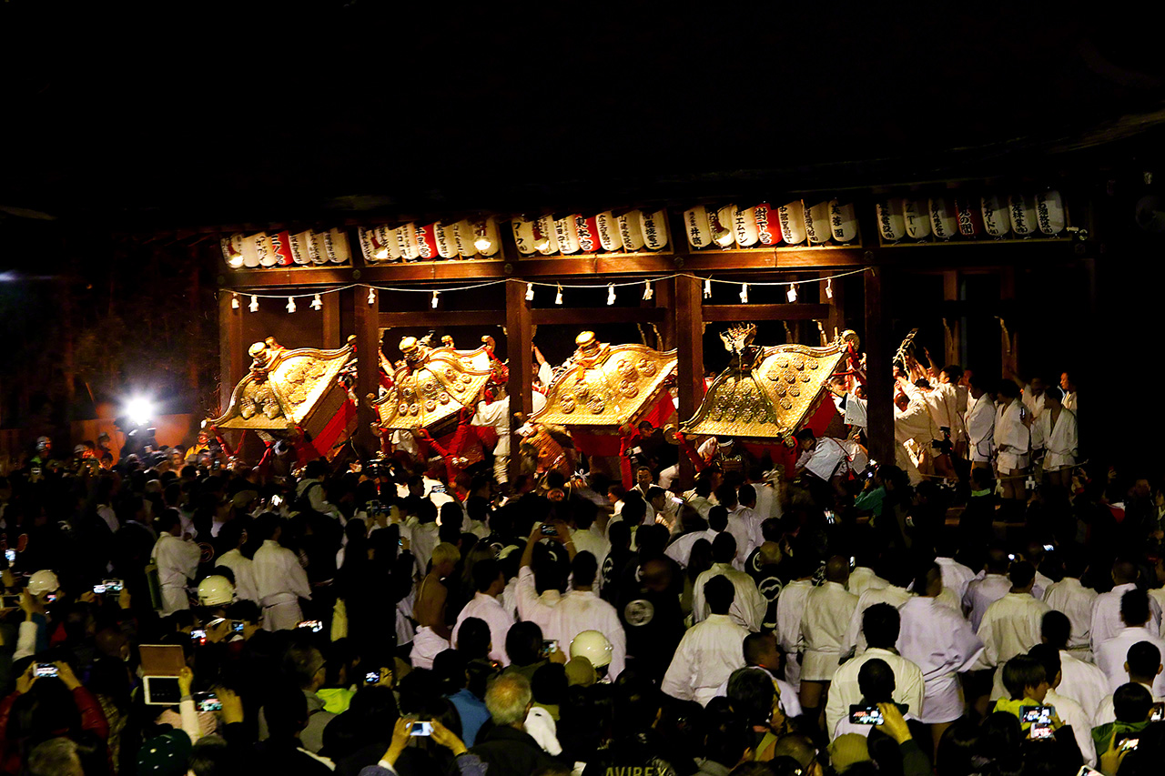 滋贺县大津市日吉大社的山王祭（4月12-15日）再现了祭神夫妇的结婚场景。“宵宫落舆仪式”上，四座神轿齐落在地，以示女神产子