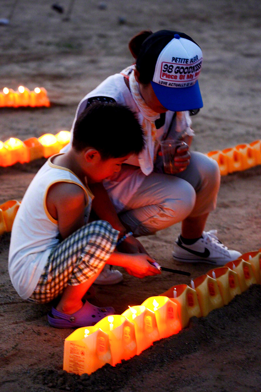 在福岛县的相马野马追（7月下旬）上，人们点燃慰劳骑马勇士的篝火。2011年的活动还蕴含了对故人的追思，对各方支援的感谢之意