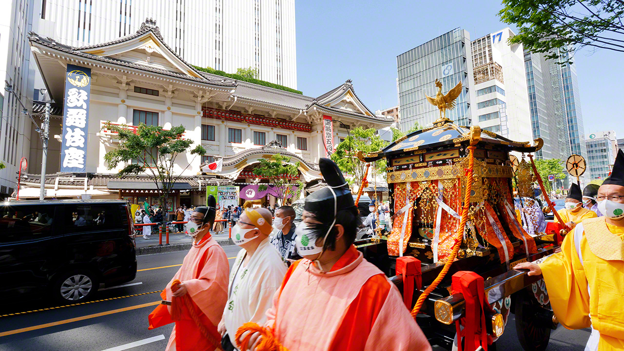 2022年东京都中央区铁炮洲稻荷神社的例行大祭（5月2-5日）。为防控疫情，人们不抬神轿，改为平板车巡游，也不喊号子