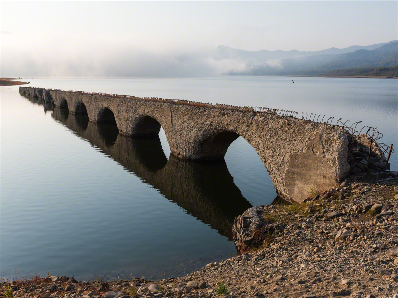 10月，为了应对冬季的发电需求，人工湖开始增加储水，桥的7成没入水中