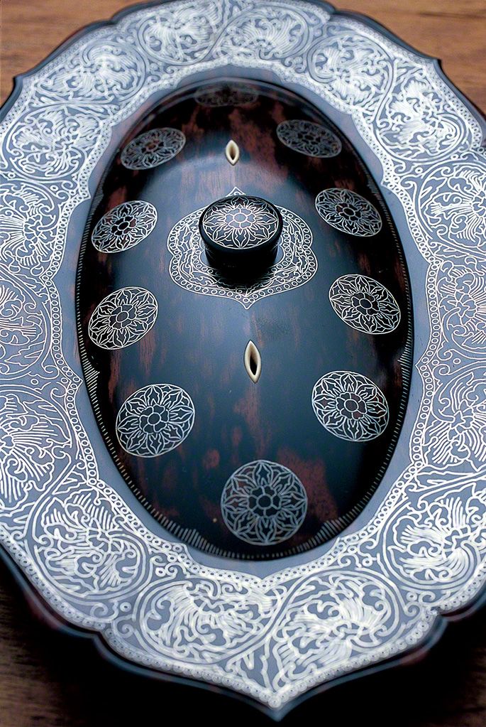 “宝相华文嵌庄花形合子”,2002年。黑柿木表面“嵌庄”了锡。所谓“宝相华”,指日本奈良、平安世代用作装饰的蔓藤花纹图案。