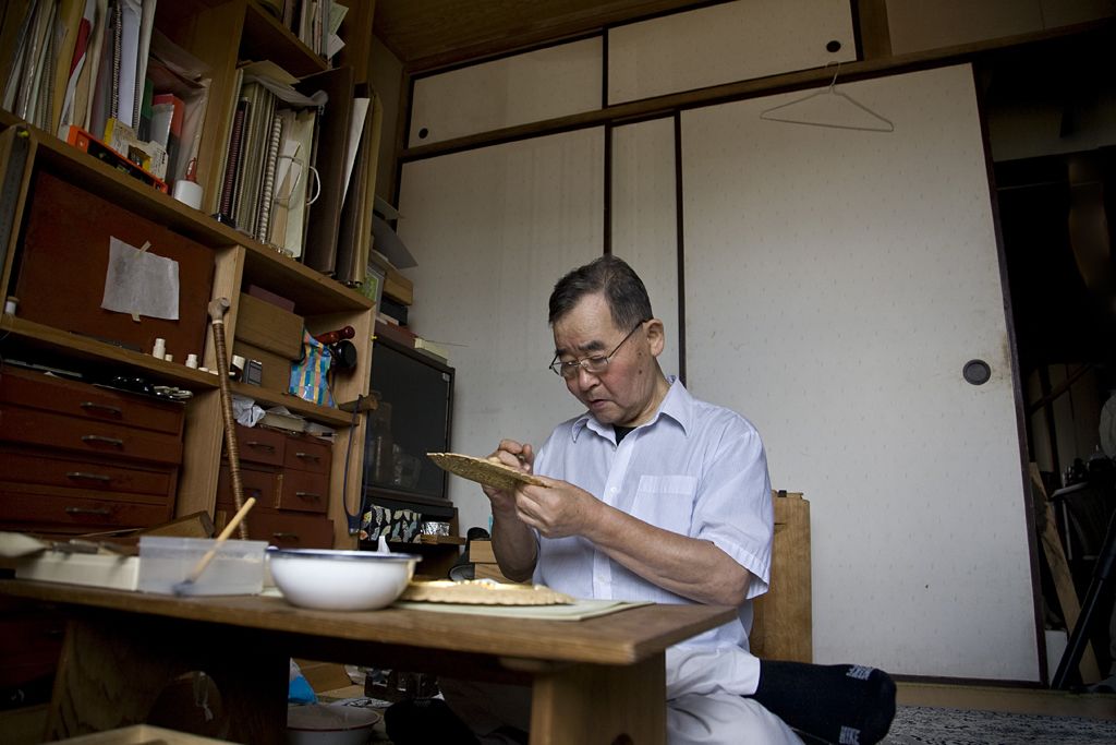 在住家兼工作室进行制作的大坂弘道。除工作外没有其他特别的兴趣爱好,他说:“埋头工作的时候,比什么都开心。”