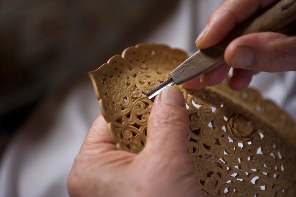 用小刀将透珑镂刻后的表面抛光