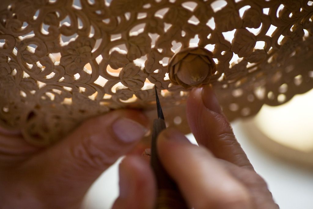 由一块木头雕刻的作品,因而不允许出现丝毫差错。