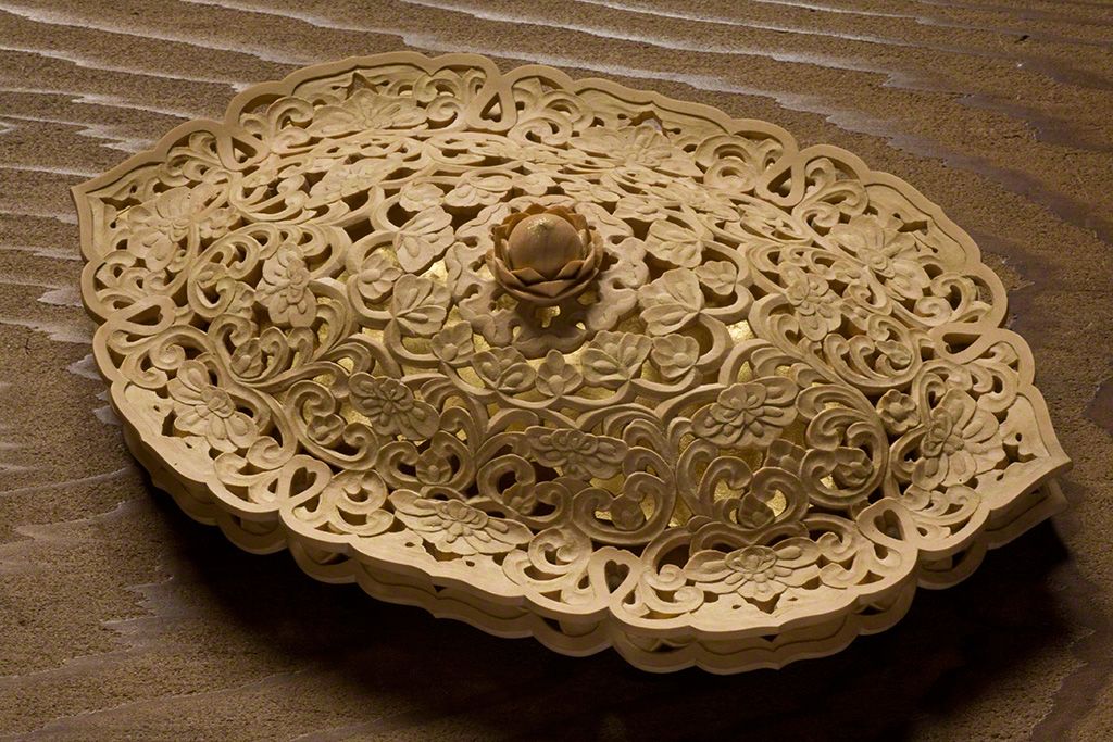 “黄杨宝相华文透雕香合子”,2011年。大坂的最新作品。
