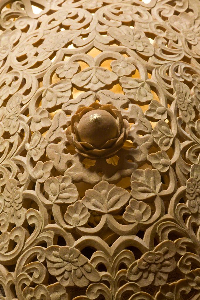 盖子上的荷花,是用一块木头刻出来的。精致美妙的作品,令人感叹不已。