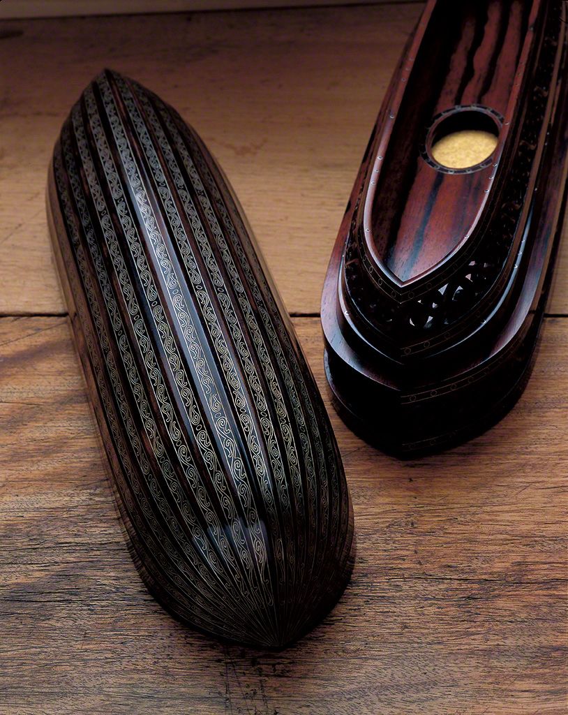 “唐草文嵌庄笔箱”,1997年。黑柿木表面“嵌庄”了锡。