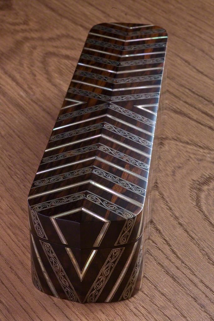 “唐草文螺钿嵌庄香箱”,2009年。黑柿木表面“嵌庄”了锡和夜光贝。夜光贝构成的直线,为作品平添一股现代气息。