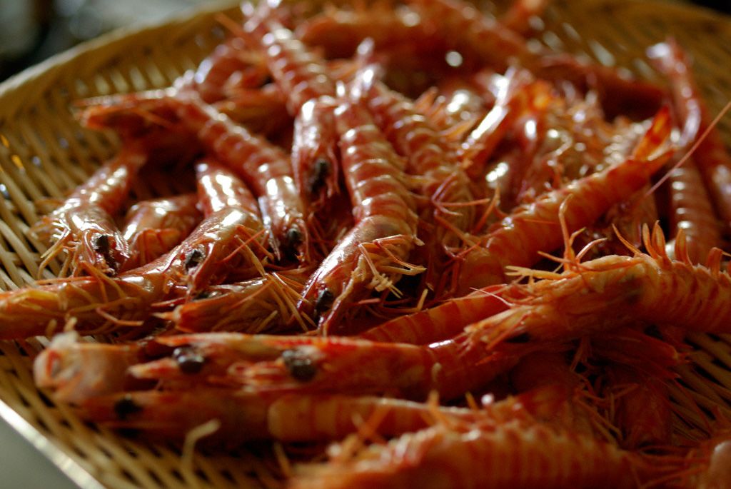 煮带皮虾。把活虾放在开水中焯过之后再煮，虾肉鲜嫩味美。