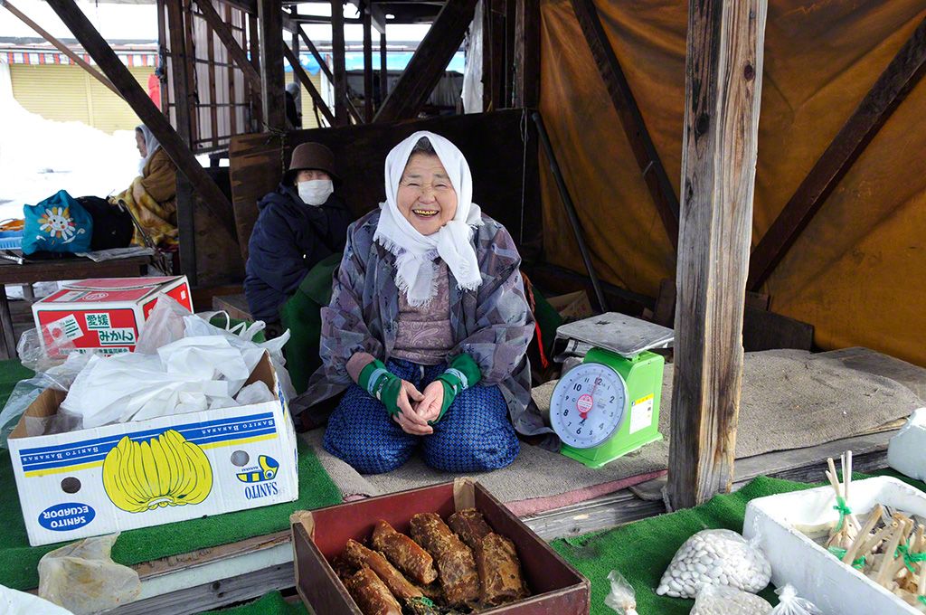 “花轮早市”上，正在销售自家腌制的酒糟咸菜的老婆婆（秋田县鹿角市）