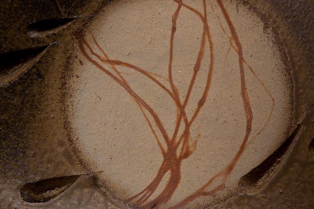 被称为“绯襷（襷：日本人劳动时挽系和服长袖的带子——译注）”的窑变。麦秆与陶土中的铁质发生化学反应，陶器表面呈现出猩红色带状条纹。