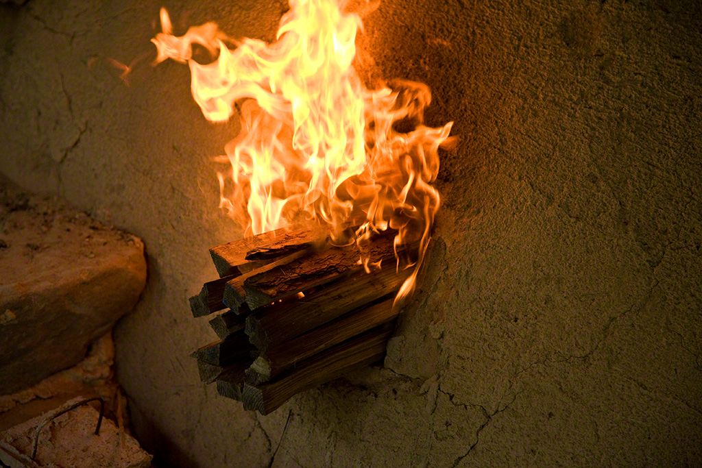 添进窑炉的柴火。使用的是树脂多、火力强的赤松松木