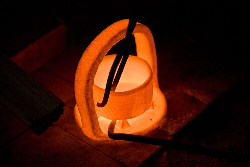 从窑火中取出的正在烧制中的抹茶茶碗