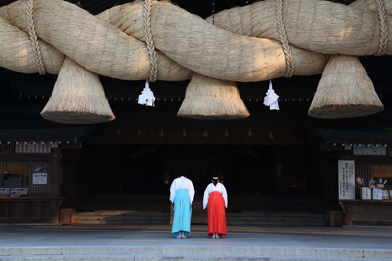 出云大社的象征——神乐殿的巨型稻草结“注连绳”