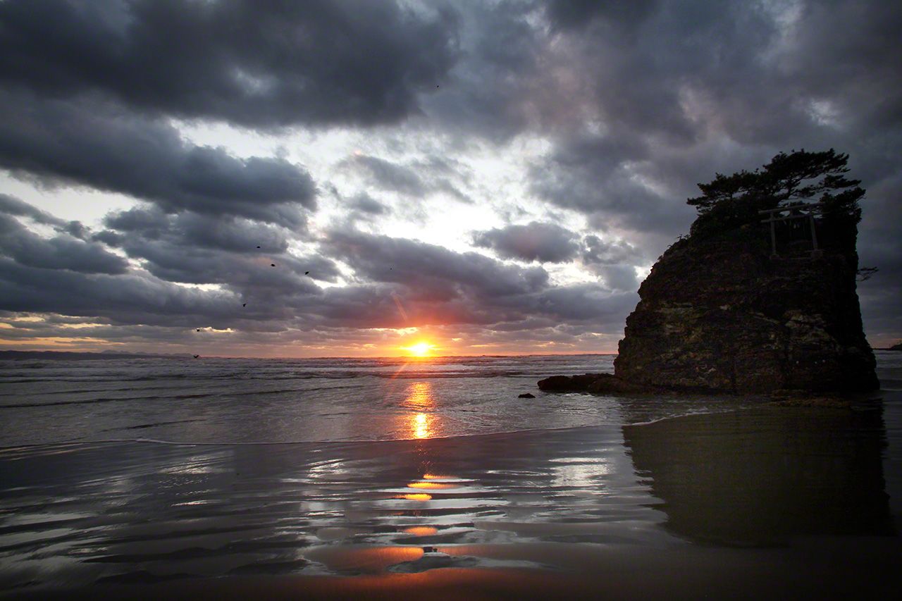 稻佐海滨，夕阳中的辩天岛