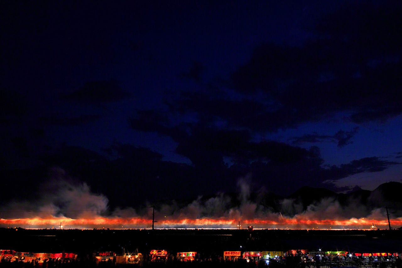 表现尼亚加拉瀑布的焰火“尼亚加拉”。宽达500米的焰火场景，气势宏伟，揭开了夜晚焰火大会的序幕