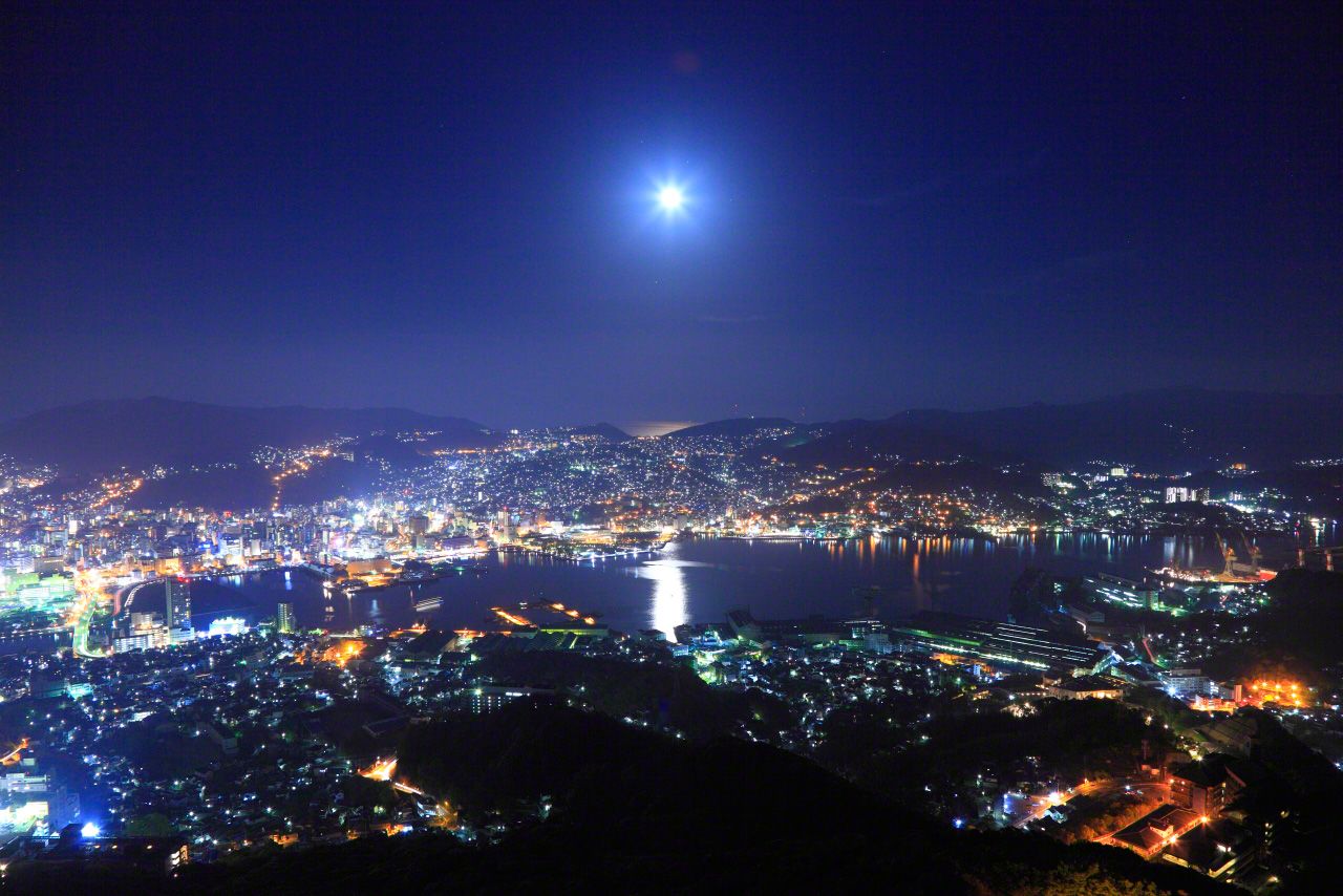 从稻佐山观景台眺望满月和海上月光大道（长崎县）