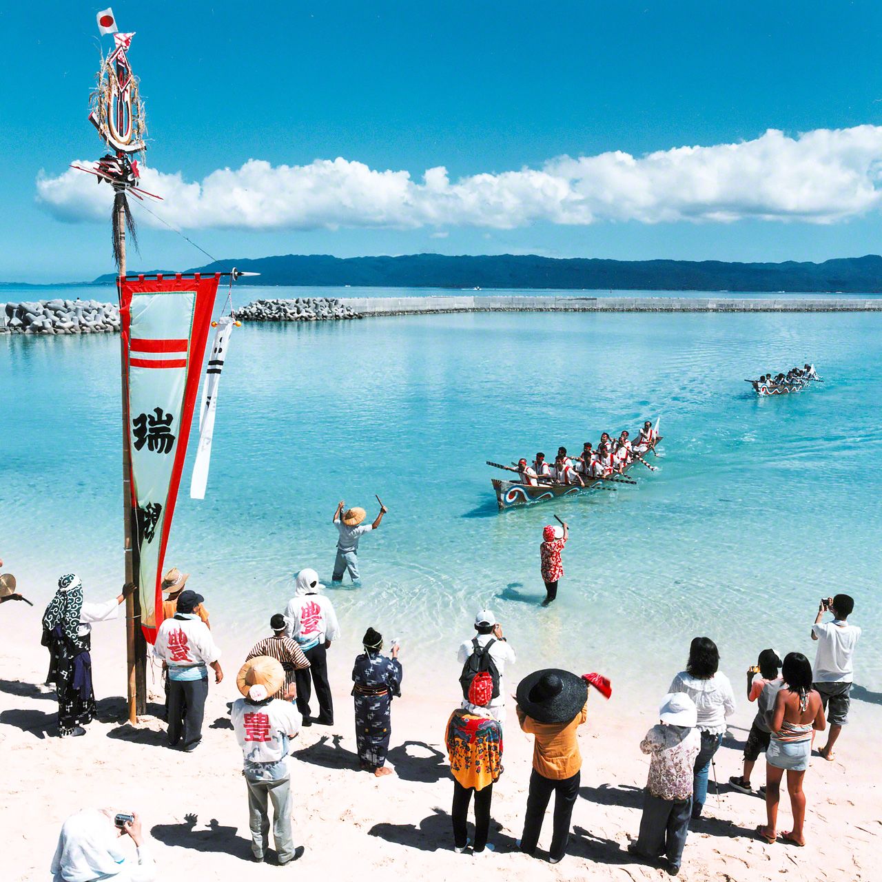 鸠间岛的“丰年祭”活动，分东西两组比赛龙舟