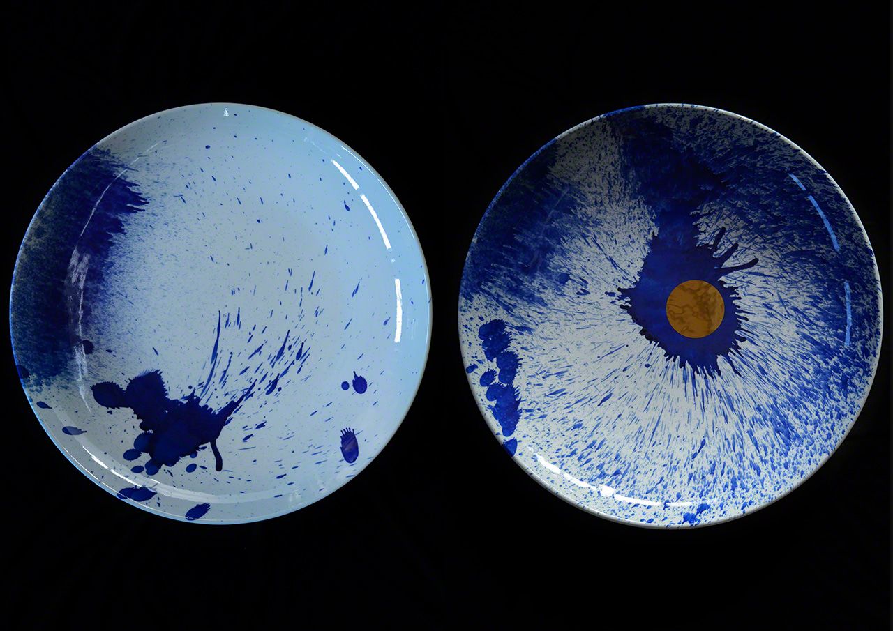 在向世界推介有田烧的项目中，制作了施以蓝色泼洒画风格的“Dissimilar”系列