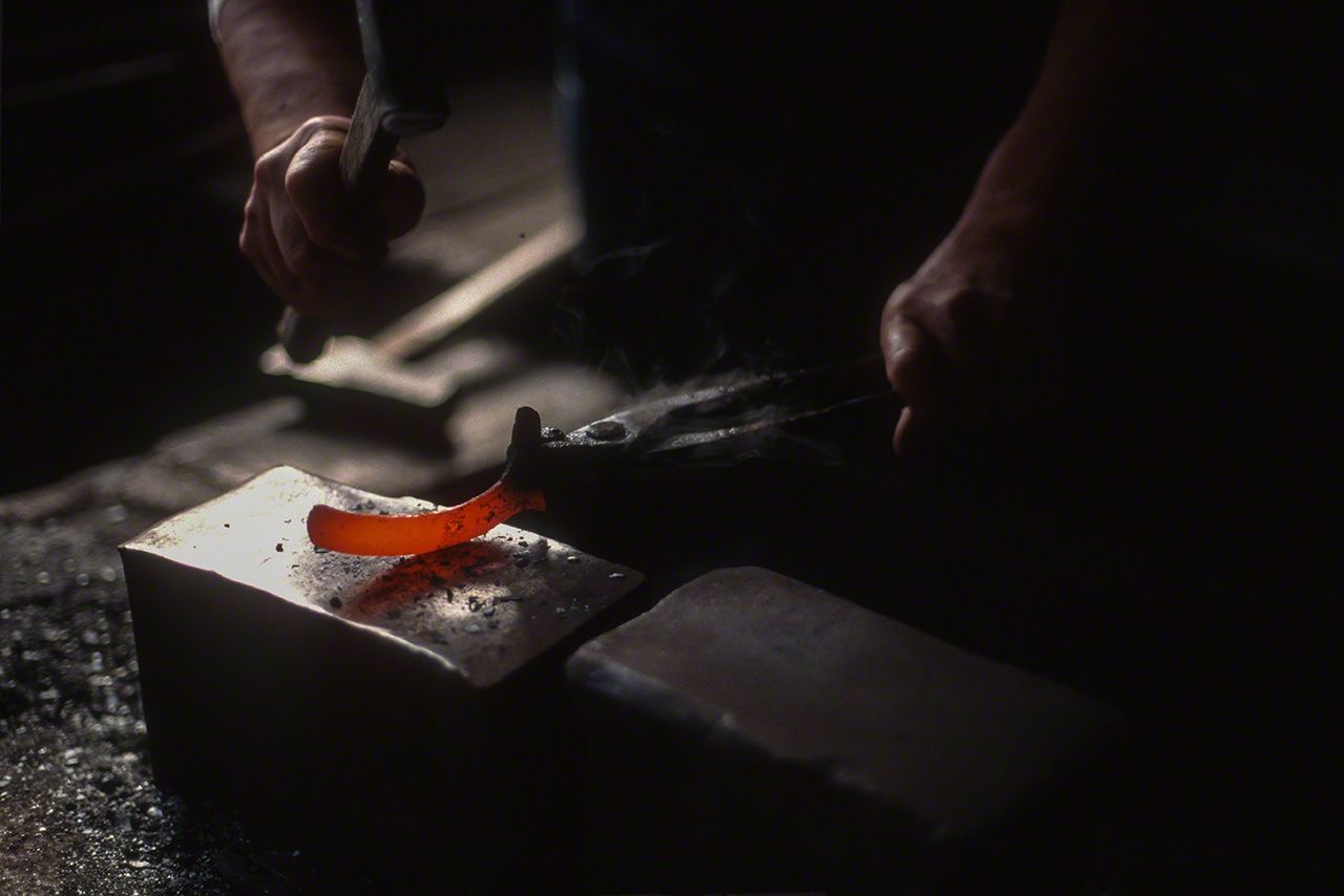 锻造用于刮削牛蹄的刀具。广岛县口和町（现在的庄原市）铁匠谷口俊笃的作坊