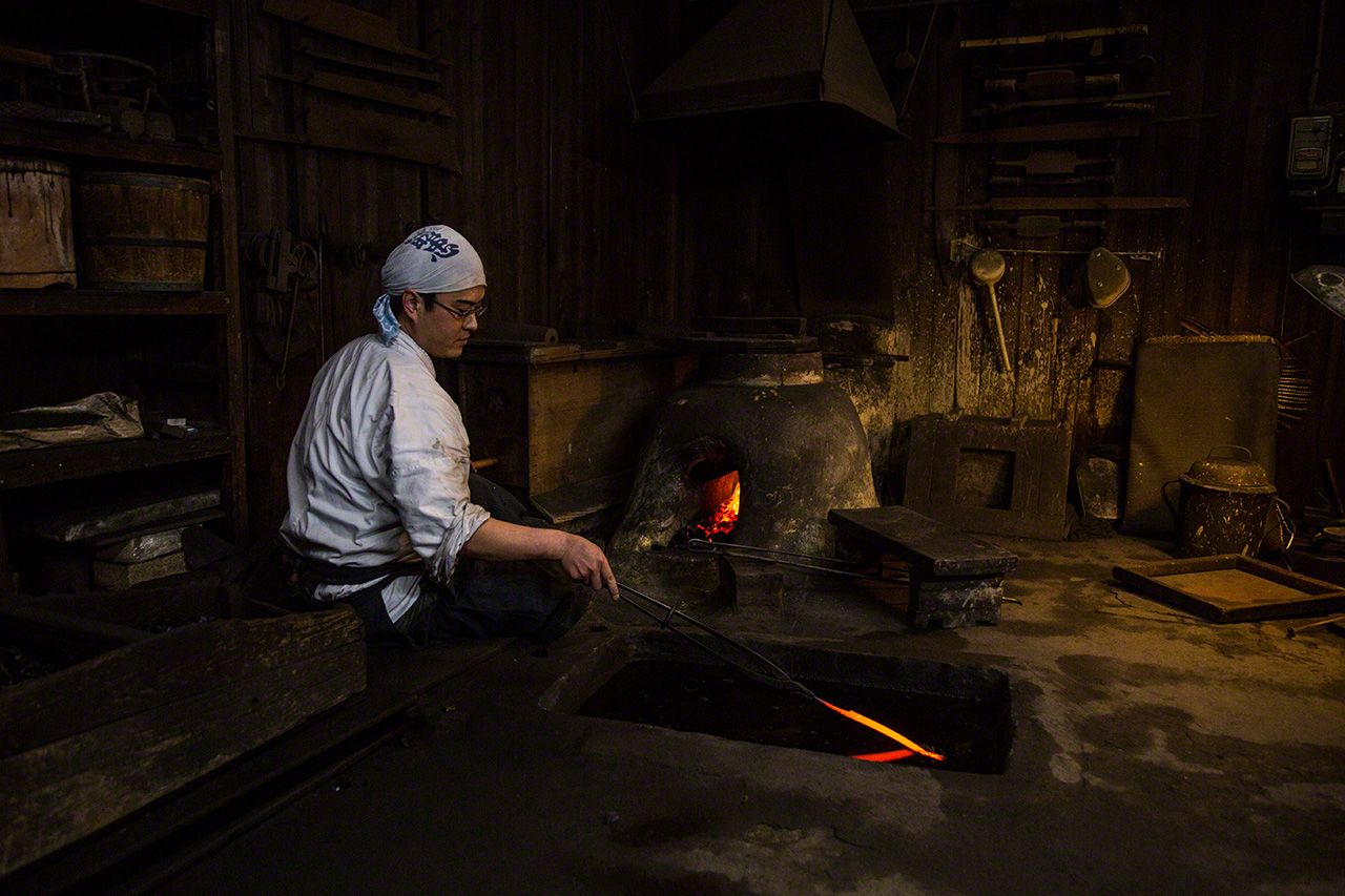 大阪府堺市的水野锻造所。匠人正在淬火处理用于切生鱼片的柳刃刀