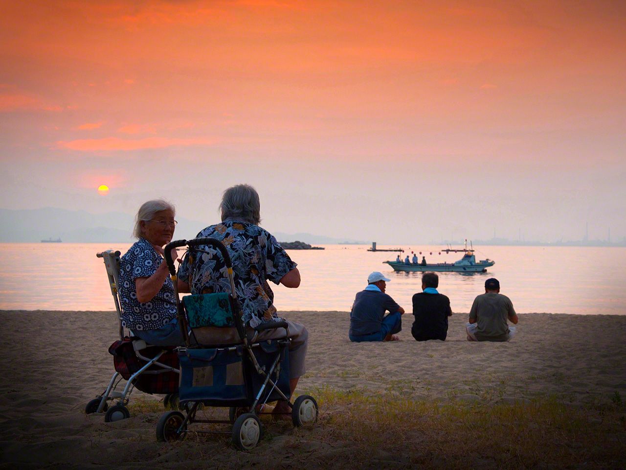 岛上的盂兰盆节。岛民们聚集在海滨，在夕阳中目送祖先离去（白石岛）