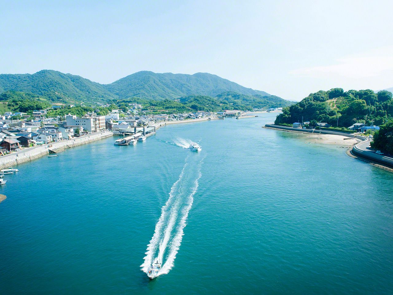 渔船在濑户田航道上划出美丽的轨迹（生口岛）