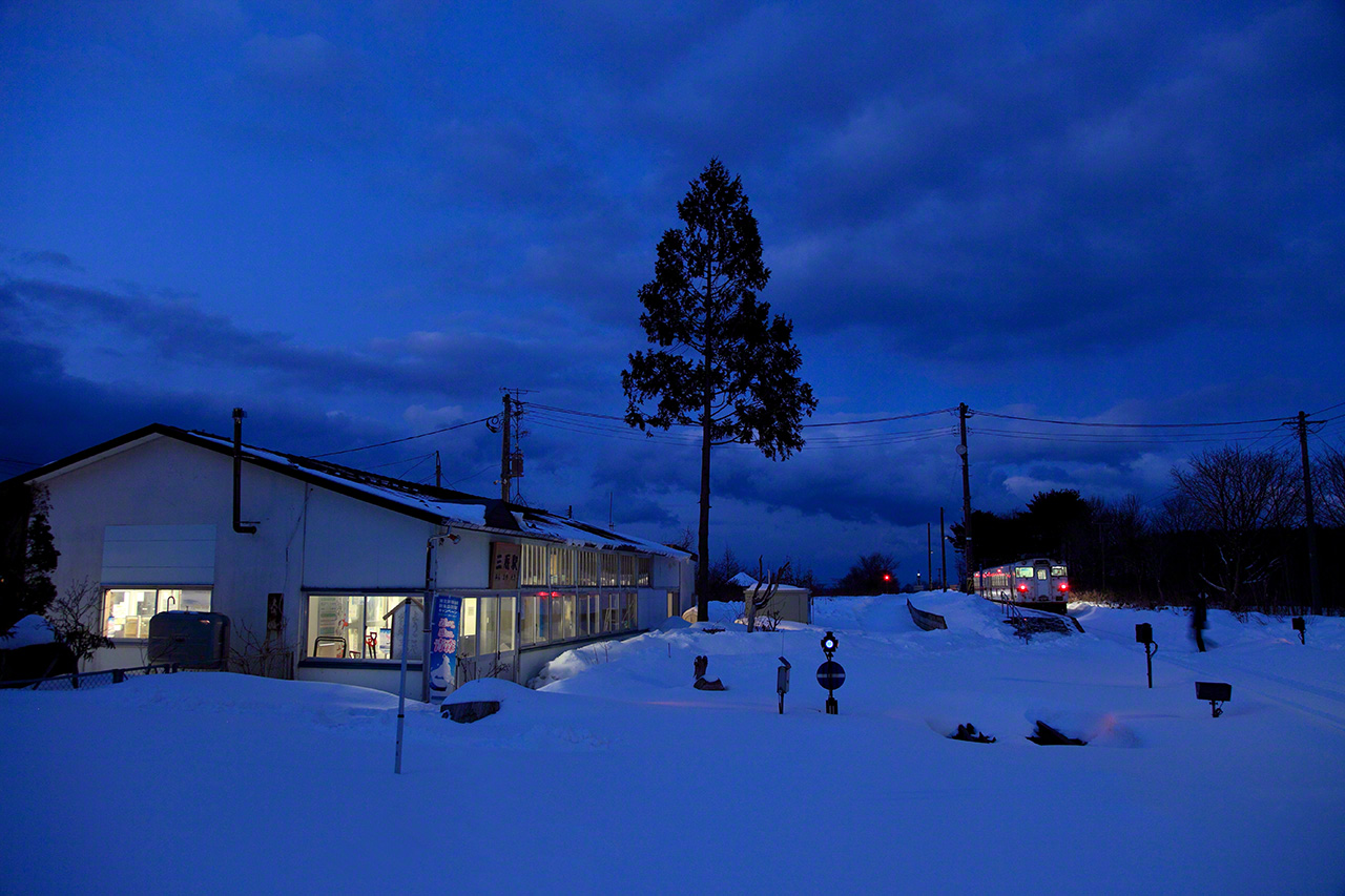 2月。停靠在JR津轻线三厩站(青森县外滨町)的KiHa40系内燃动车。三厩站是JR东日本最北端的终点站。为了不在雪地里留下自己的足迹,我绕了个远来到拍摄点。现在这条线上运行的是新型列车GV-E400系