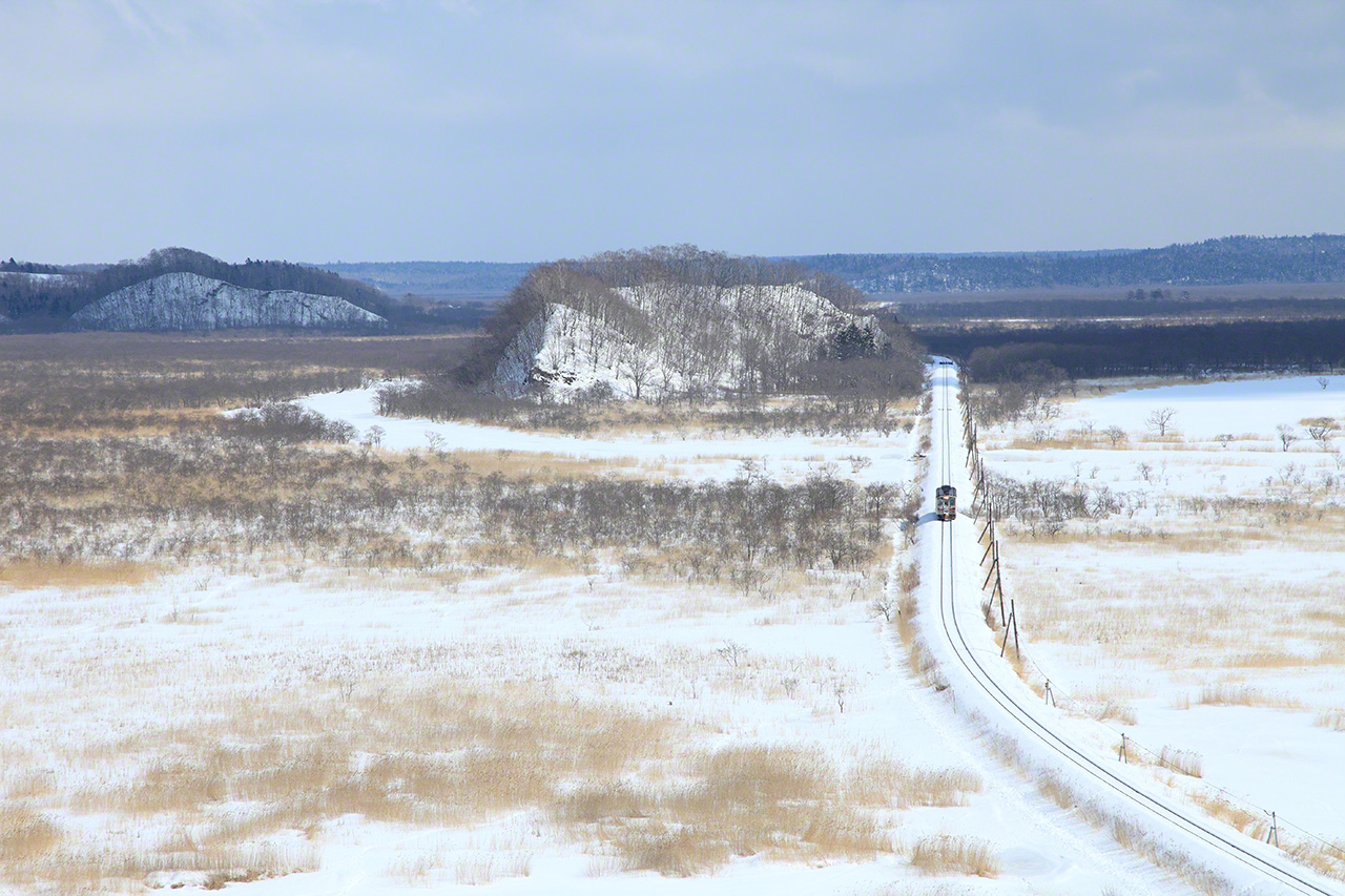 3月。运行于JR根室本线厚岸—糸鱼泽区间(北海道厚岸町)的KiHa54系内燃动车。在北海道,我更愿使用相较在本州时摄影时长1.5倍左右的长焦镜头。在我感慨“北海道真大”的时候,一辆列车迎面而来,横穿别寒边牛湿地