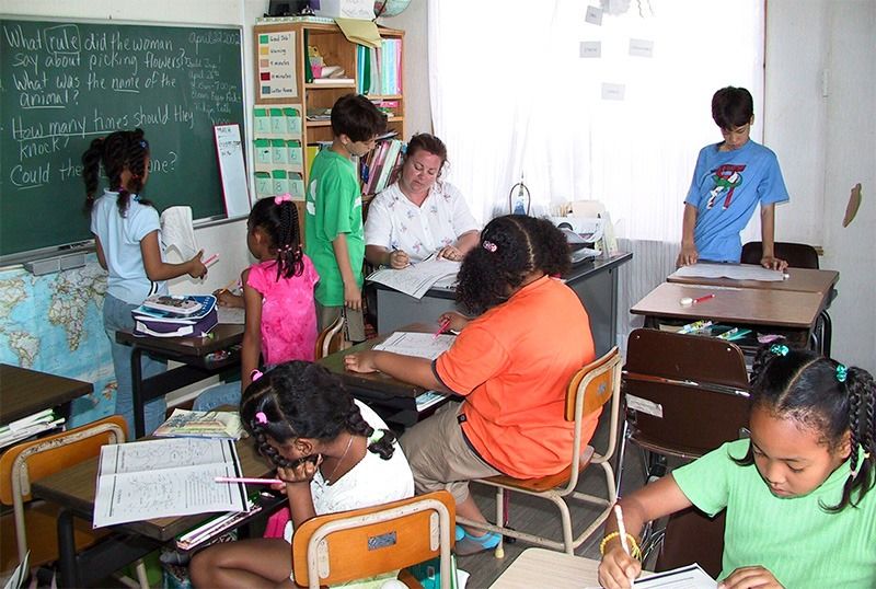 孩子们在冲绳县宜野湾市的“冲绳美亚混血儿学校（Amerasian School in Okinawa）”接受日英双语教育（摄于冲绳回归30周年的2002年，时事社）