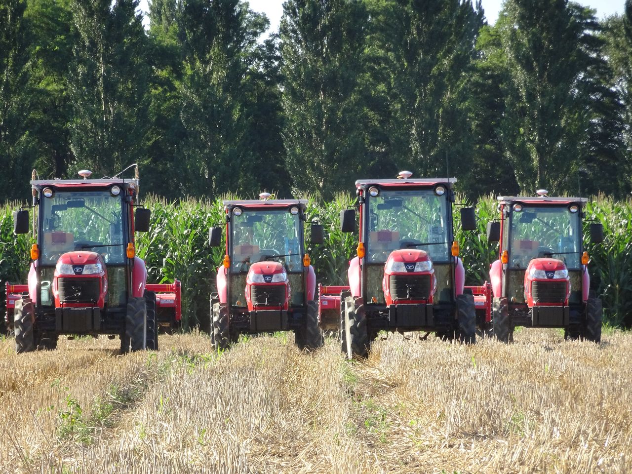 四台机器人拖拉机协同开展耕地作业。驾驶室内没有操作人员（笔者提供）