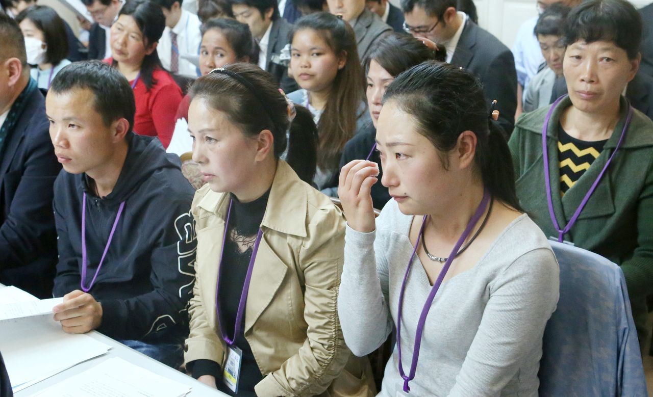 外国实习生出席关于新在留资格和外国劳动者问题的听证会,2018年11月8日,国会内(时事社)