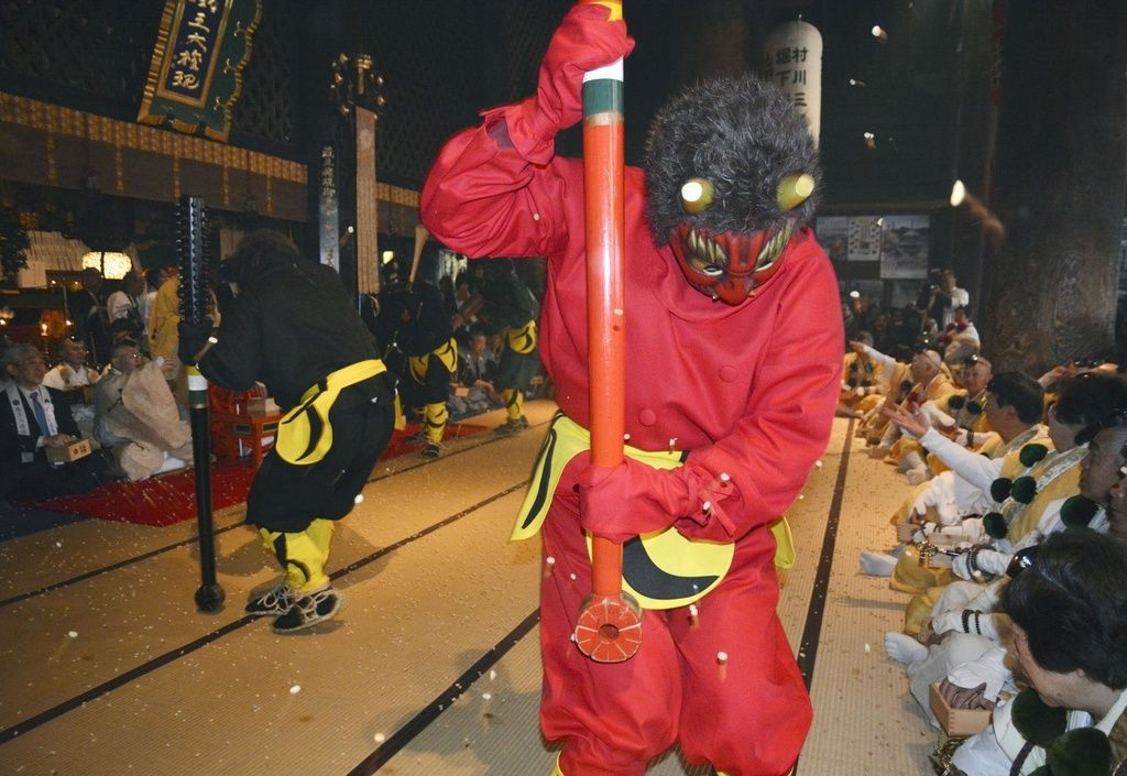 在世界遗产金峰山寺藏王堂的节分大会上，修行者们向恶鬼抛撒豆子，2019年2月3日，奈良县吉野町（共同社）