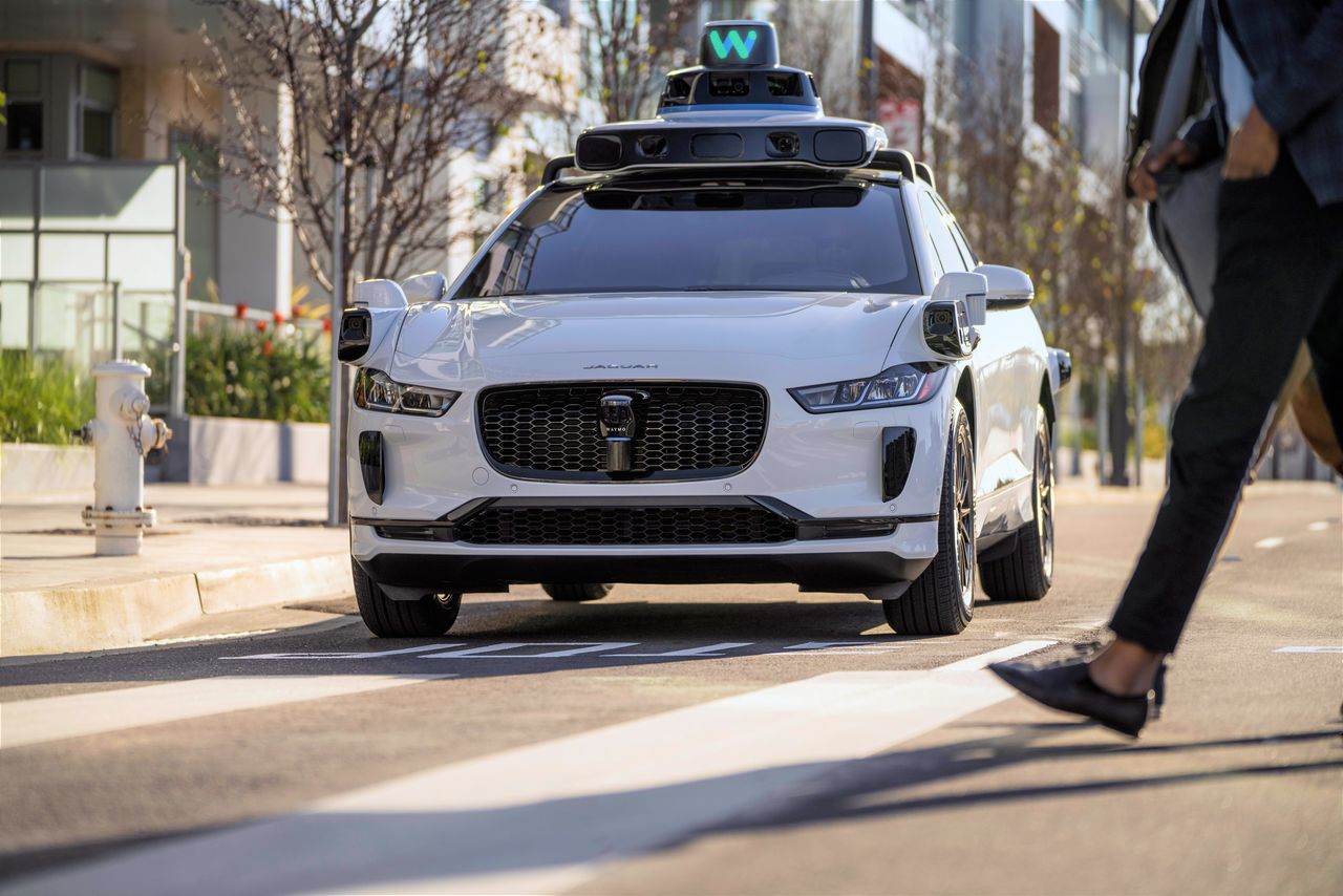 Waymo的机器人出租车以捷豹的“I-PACE”电动SUV为原型，在菲尼克斯、旧金山、洛杉矶的部分区域运行 ©WAYMO
